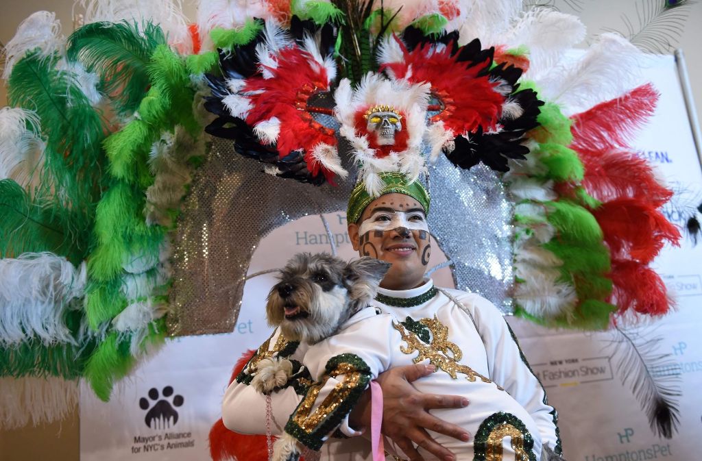 Miguel Garcia und sein Hund repräsentieren die Tracht Mexicos.