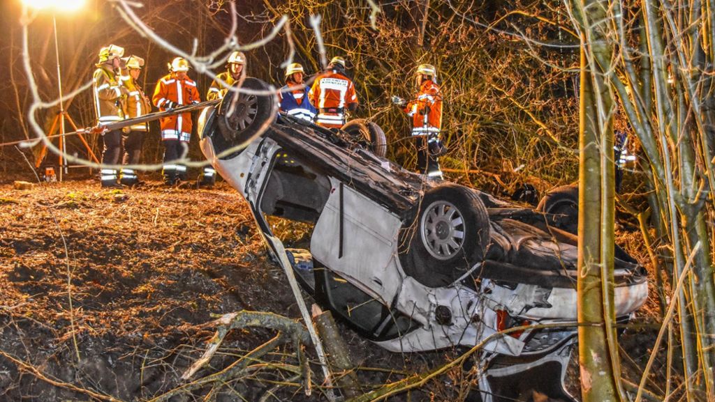 Kreis Karlsruhe: Autofahrer stirbt bei Unfall auf Landstraße - Beifahrer überlebt