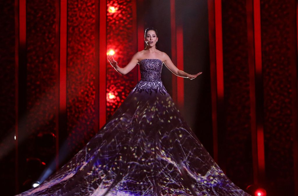 Sie sang „La Forza“ und kam in einem Kleid mit Lichteffekten auf die Bühne. Beziehungsweise musste sie damit offenbar auf die Bühne getragen werden.