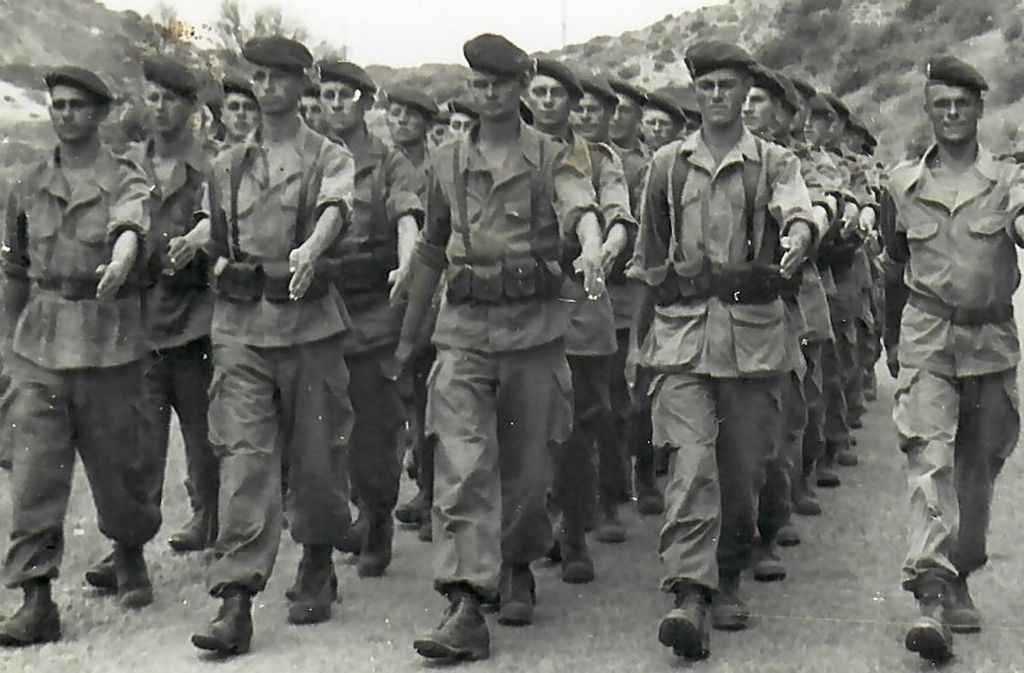 Back (zweite Reihe, zweiter von rechts) in seiner Kompanie der 13. Demibrigade de la Legion.