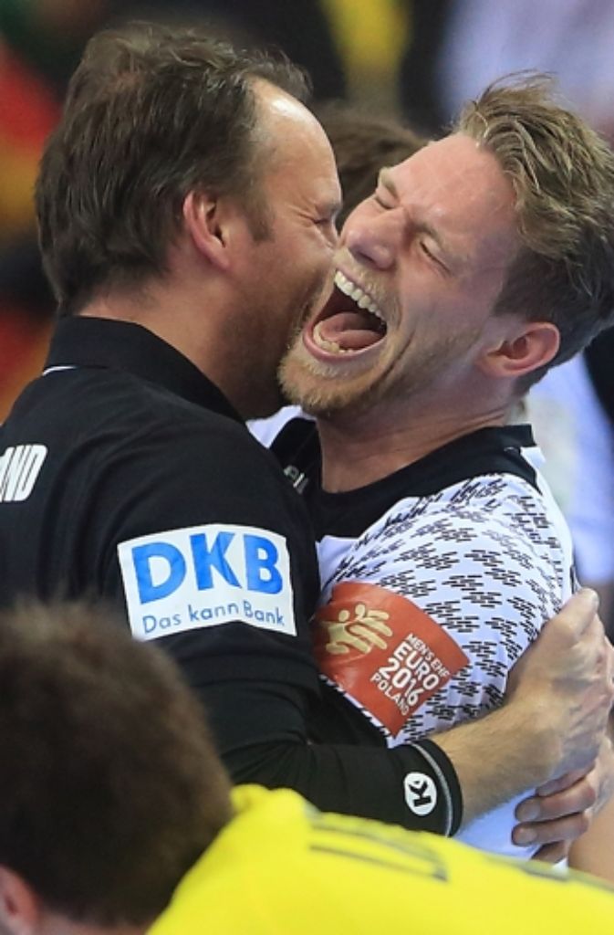 Grenzenlose Freude über den Titel: Coach Dagur Sigurdsson (links) und Spieler Tobias Reichmann kurz nach dem Abpfiff des Finalspiels.