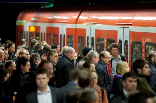 Weil im Bereich der Haltestelle Schwabstraße Personen im Tunnel vermutet werden, ist die Strecke für den gesamten S-Bahn-Verkehr Stuttgart gesperrt. Um 14.23 Uhr wird die Sperrung aufgehoben. Quelle: Unbekannt