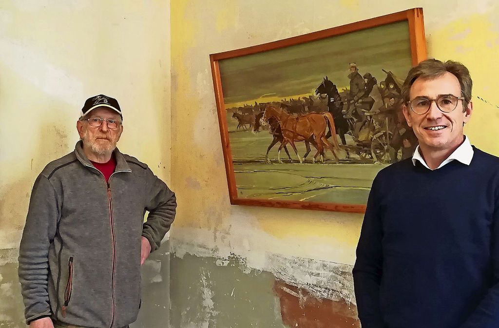 Hans Blankenhorn (links) und Martin Rath zeigen Niethammers Werk. Foto: Faltin