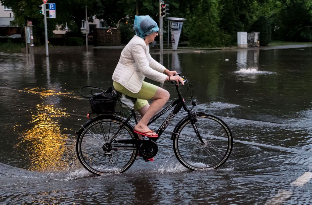 Nach schweren Regenfällen sind viele Straßen überflutet – wie hier in Hannover.