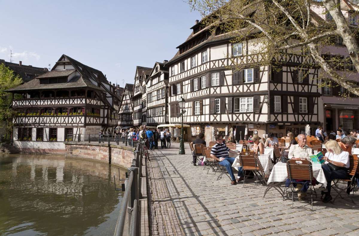 Im Straßburger Stadtviertel La Petite France gibt es einige Möglichkeiten, draußen zu essen.