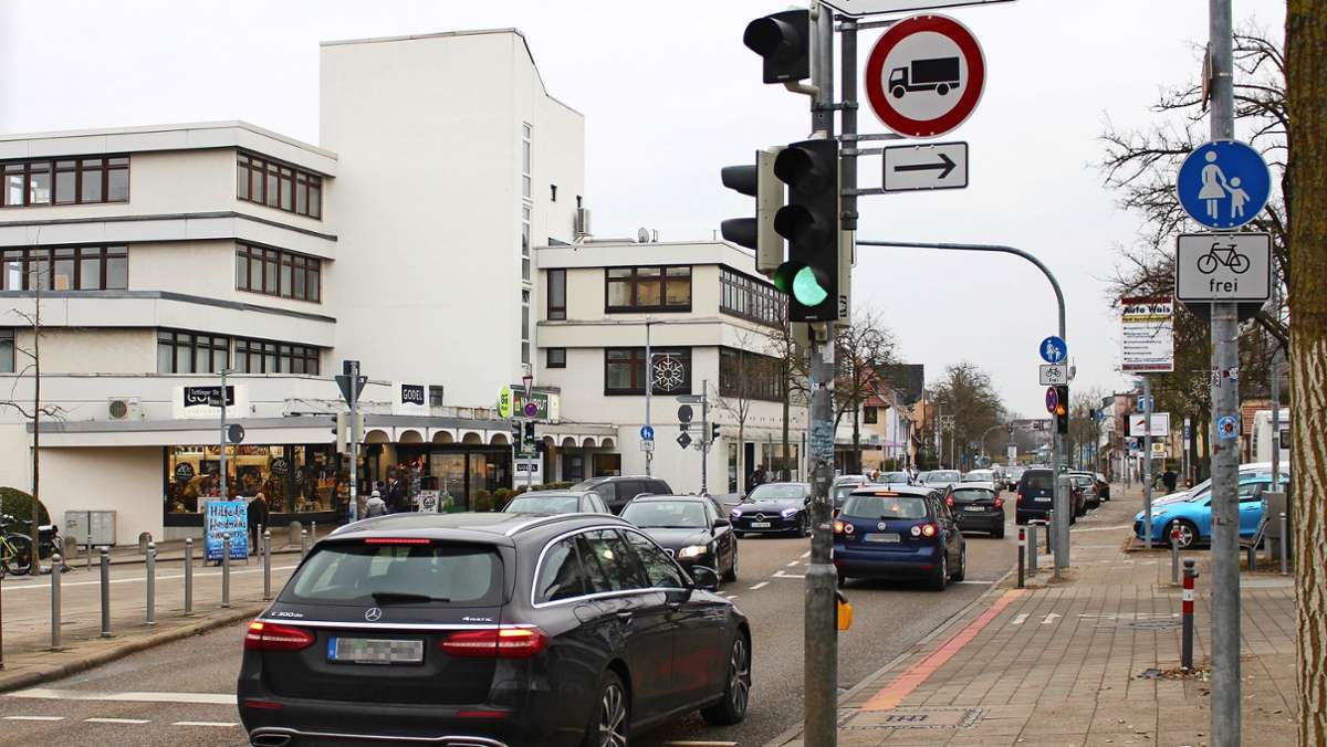  Mit dem Umbau der Kreuzung Kirchheimer und Tuttlinger Straße in Stuttgart-Sillenbuch im Jahr 2019 sollte alles besser werden. Ist es aber offenbar nicht. Nun wird die Ampelschaltung erneut beanstandet. 