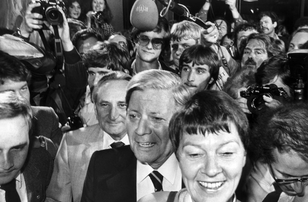 Nach dem Rücktritt Willy Brandts im Jahr 1974 wurde Helmut Schmidt der fünfte Bundeskanzler der Bundesrepublik Deutschland – auf dieser Aufnahme ist seine damalige Frau Loki im Vordergrund zu sehen.