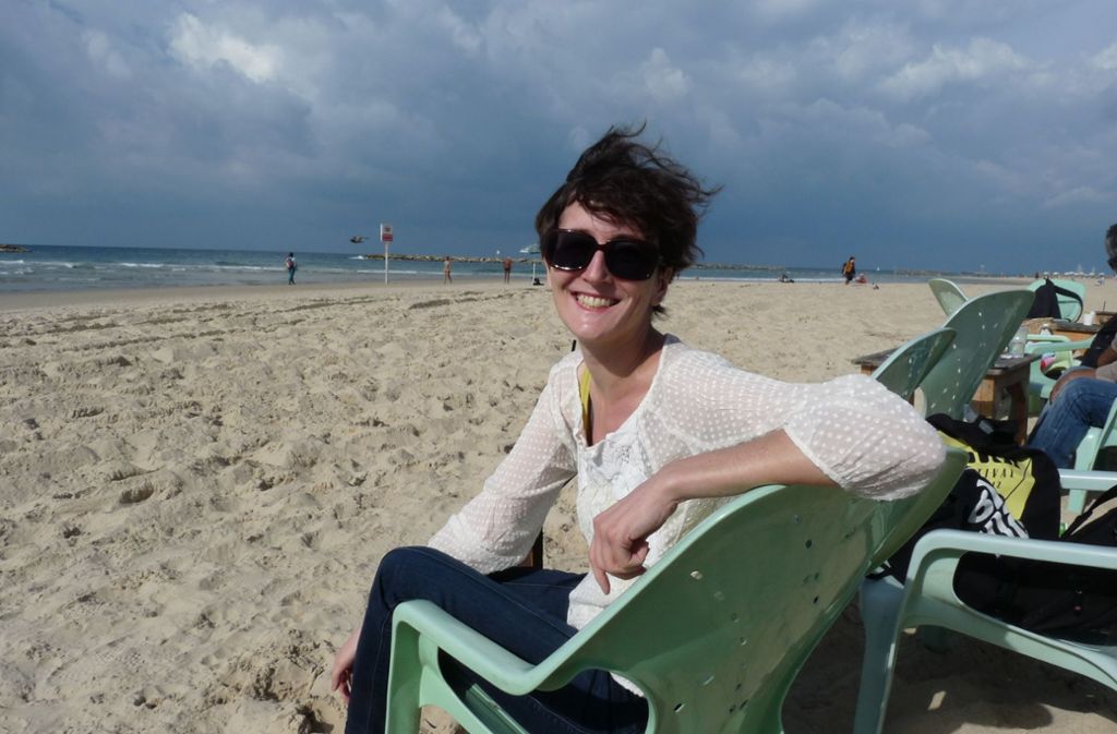 Hat eine neue zweite Heimat gefunden: Lisa Welzhofer am Strand von Tel Aviv.