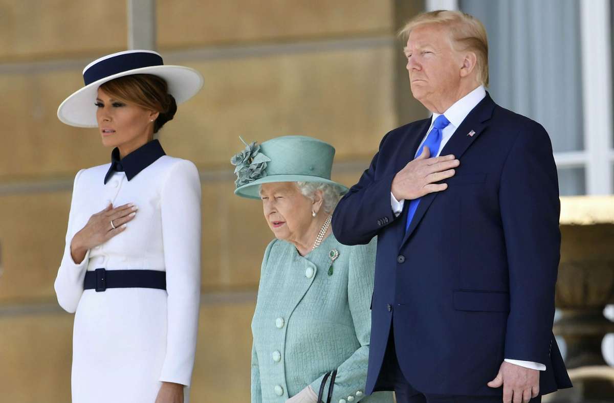 Im Juni 2019 besuchen der Präsident und die First Lady die Queen in London. Königin Elizabeth II. steht bei dem dreitägigen Staatsbesuch mit dem Ehepaar Trump vor dem Buckingham Palace.