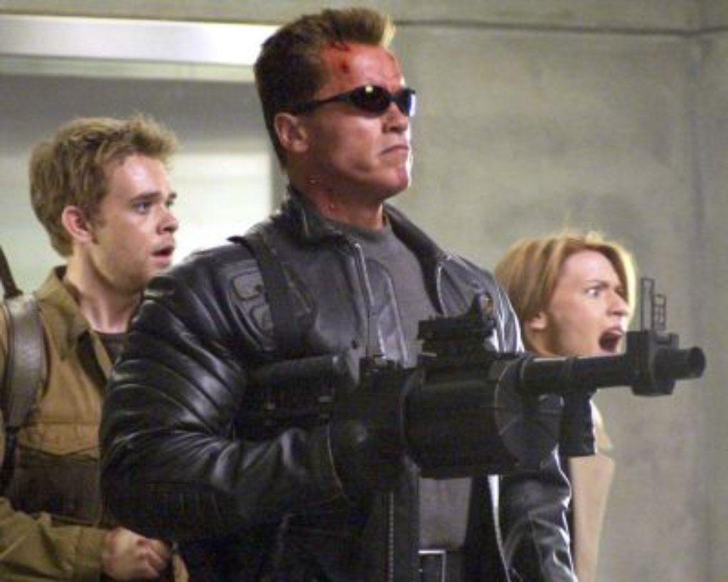 Zur Ikone des Science-Fiction-Films macht Schwarzenegger 1984 die Titelrolle in James Camerons "Der Terminator". Der breite Akzent und das eingeschränkte Mienenspiel erweisen sich als perfekte Voraussetzung für die wortkarge Killermaschine aus der Zukunft. (Foto aus dem Film "Terminator 3")
