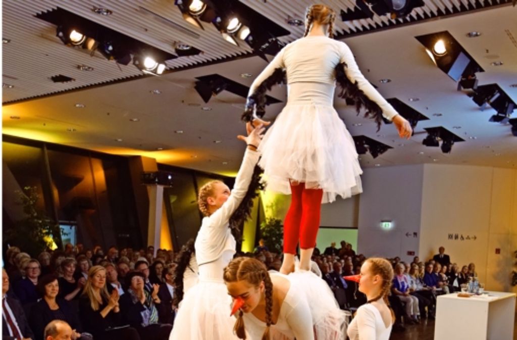Die Mädchen vom Zirkus Calibastra zeigen selbst einstudierte Akrobatik. Foto: Christian Hass