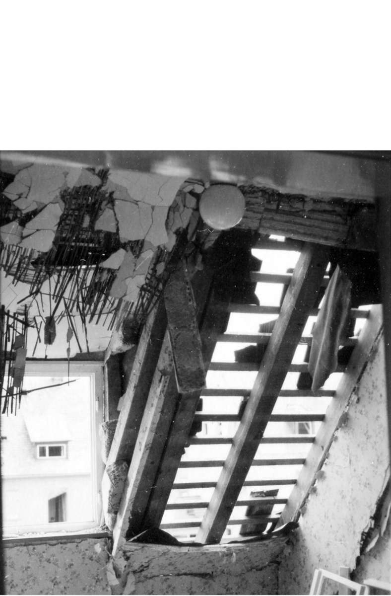 Hofmanns Bruder war zu Besuch und überlebte den Angriff im Dachgeschoss. Er hat vermutlich auch die Fotos gemacht.