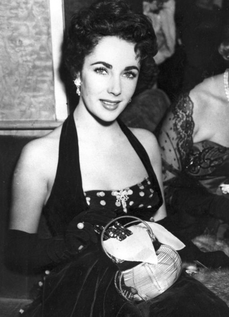 Die junge Liz Taylor 1951 bei der Premiere des Films "The Lady with the Lamp" in London und ...