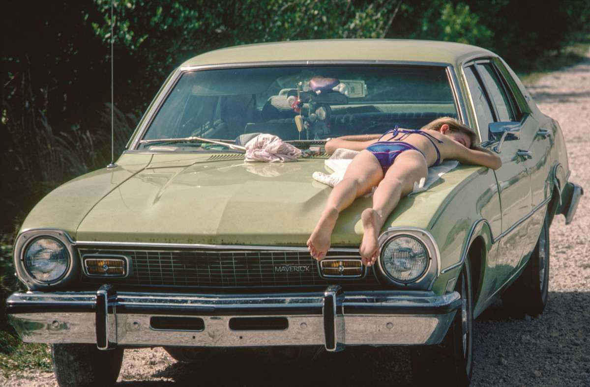 Eindrücke aus Amerika mit ähnlichen Motiven unterschiedlichster Aussage: Sonnenbad auf einem Auto in Florida, 1984 . . .
