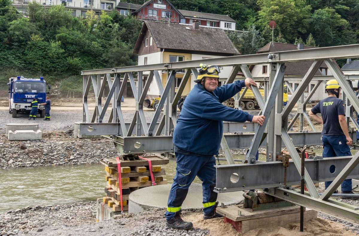 Gunnar Kreidl ist ausgewiesener THW-Experte für Brücken und lebt ebenfalls aus Pfedelbach. Er schaut derzeit im gesamten Ahrtal, wo noch weitere Brücken notwendig sein könnten. Von insgesamt rund 80 Brücken im Ahrtal waren nach der Flut nur sieben noch befahrbar.