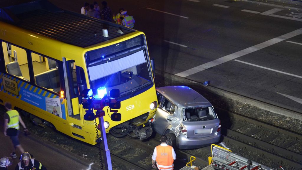 Stuttgart-Bad Cannstatt: Auto von Stadtbahn erfasst – fünf Verletzte