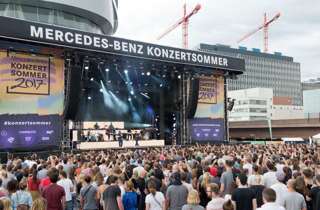 Über 7000 Menschen sind am Mittwochabend zum Konzert von Freundeskreis an das Mercedes-Benz-Museum nach Stuttgart gekommen.