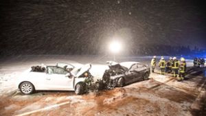 Acht Verletzte bei Unfall wegen Schneeglätte