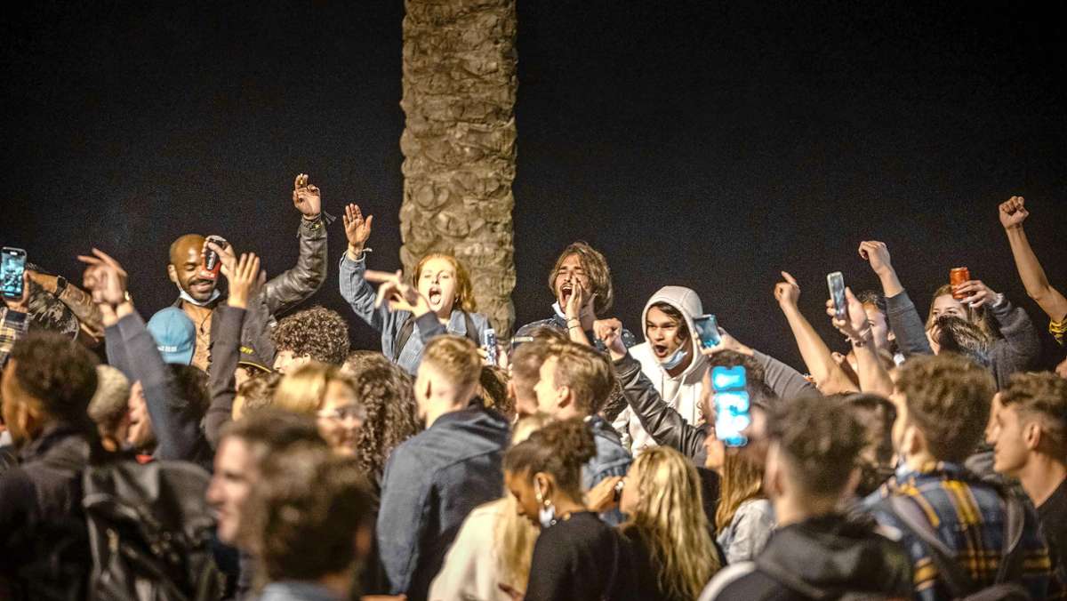 Das Land hebt den Corona-Alarmzustand auf – und die Jugend feiert. Während das Festland die Freiheit bejubelt, sind Urlaubsgebiete wie Mallorca mit ganz anderen Problemen konfrontiert. 