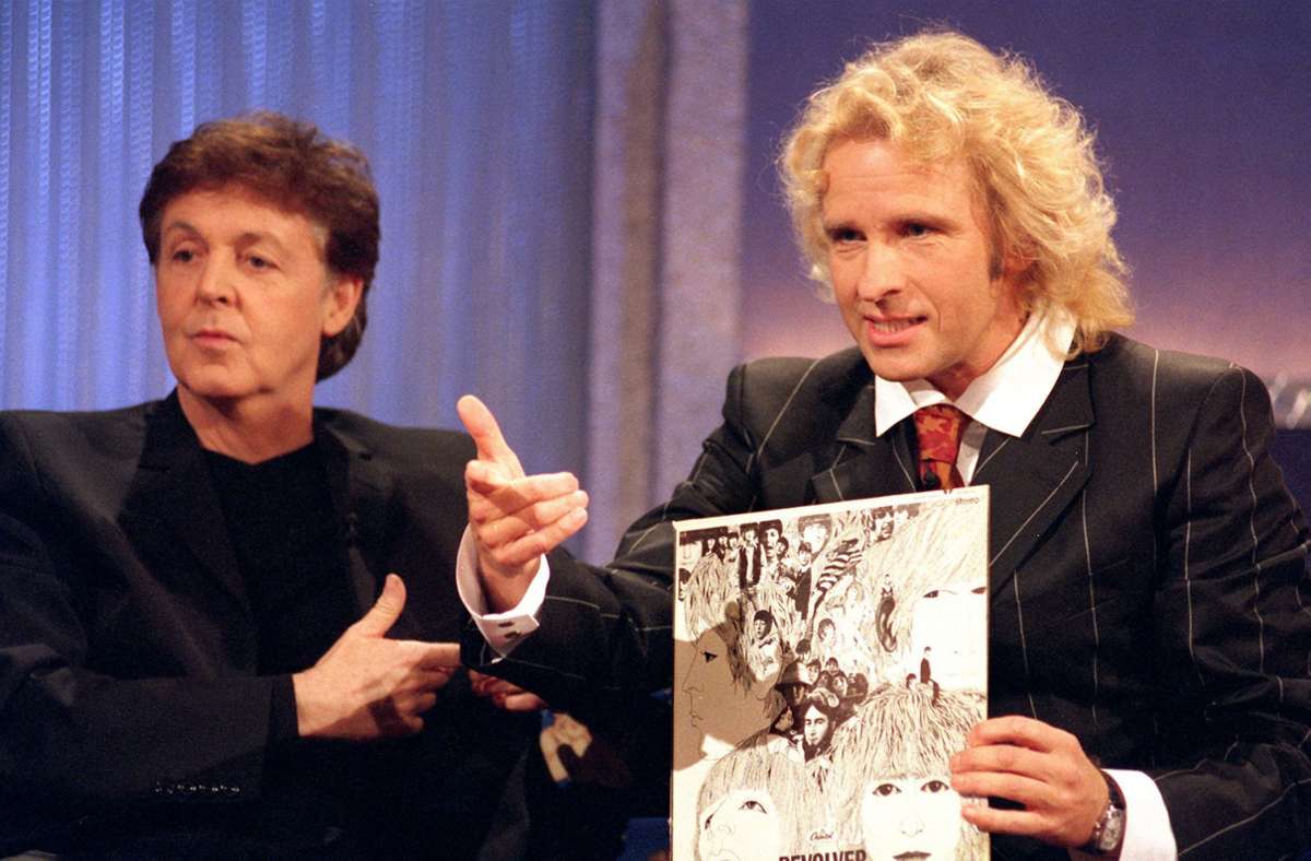 Paul McCartney und Thomas Gottschalk, der das legendäre Beatles-Album „Revolver“ in Händen hält. Foto: