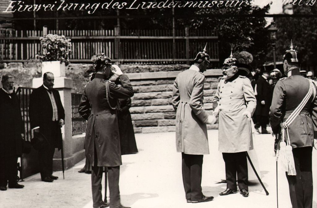 Einweihung des Linden-Museums am 28. Mai 1911. König Wilhelm II. (rechts) im Gespräch mit Herzog Wilhelm von Urach (links). Am linken Bildrand: Geh. Kommerzienrat Paul Zilling und Theodor G. Wanner.