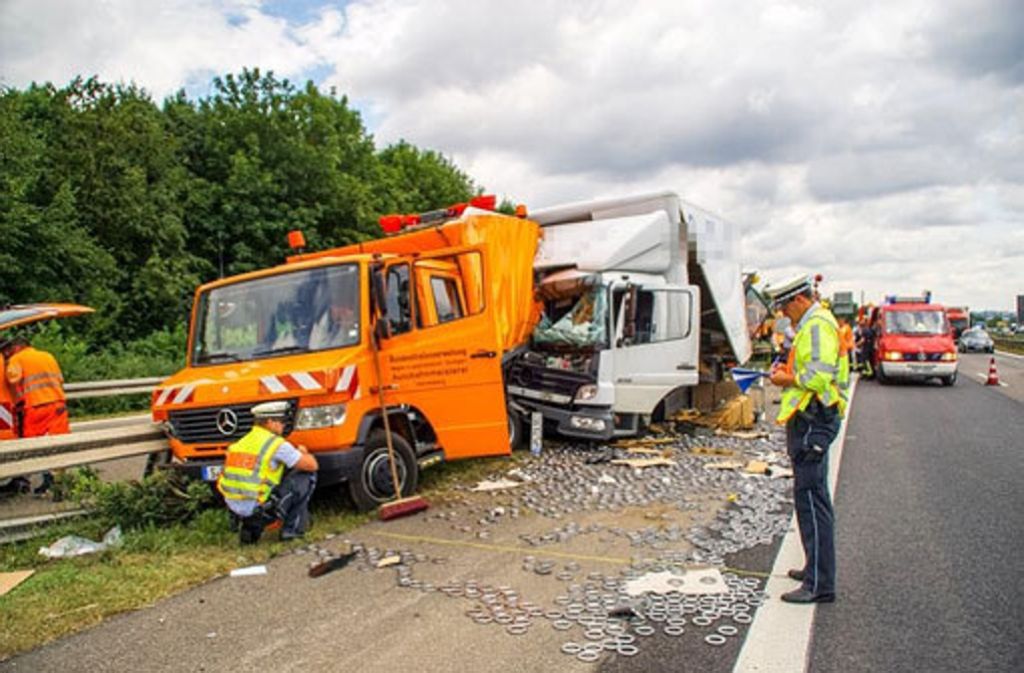 Bei diesem Unfall auf der A81 bei Böblingen wurde am Donnerstag ein junger Sattelzugfahrer schwer verletzt.