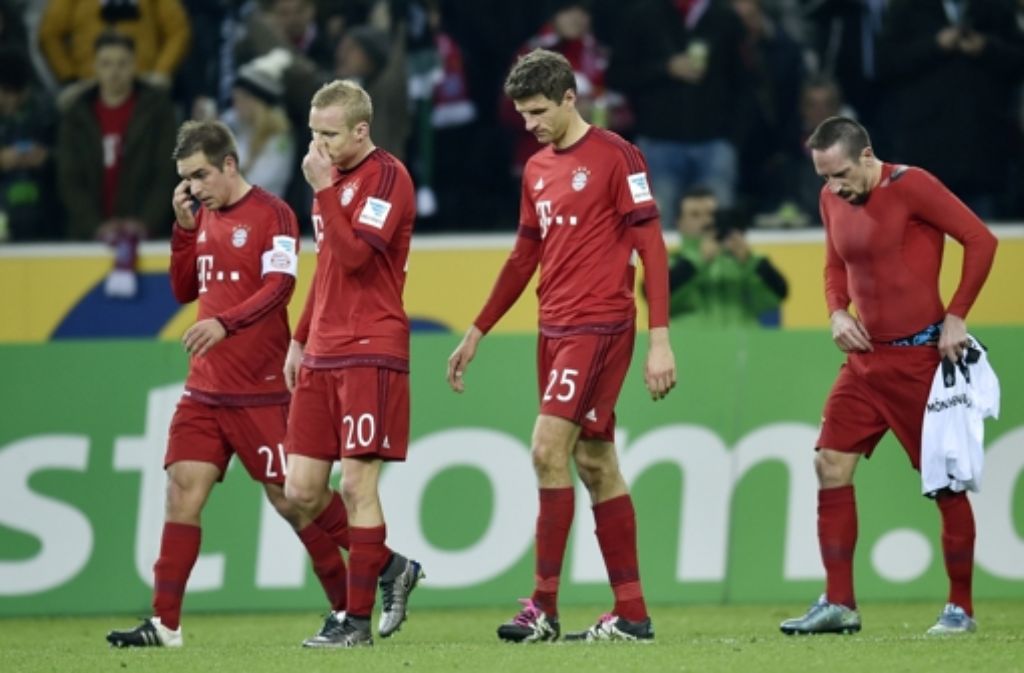 Ungewohntes Bild: Die Bayern ziehen geschlagen vom Feld nach der Niederlage gegen Gladbach.