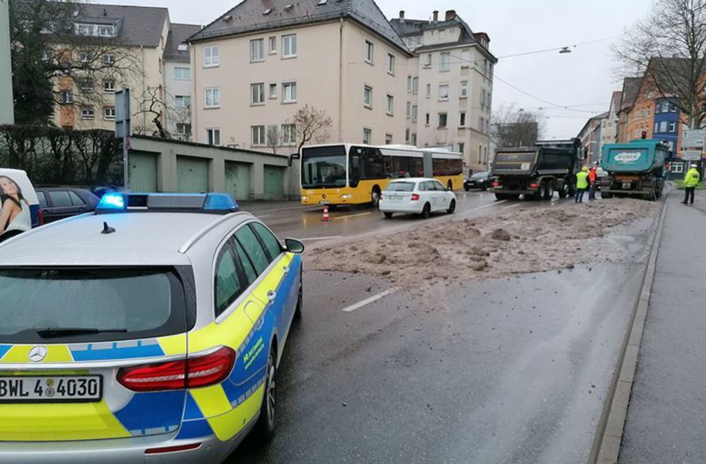 Zwei Laster hatten am Montagvormittag in Stuttgart mehrere Tonnen Erde auf der Fahrbahn verloren