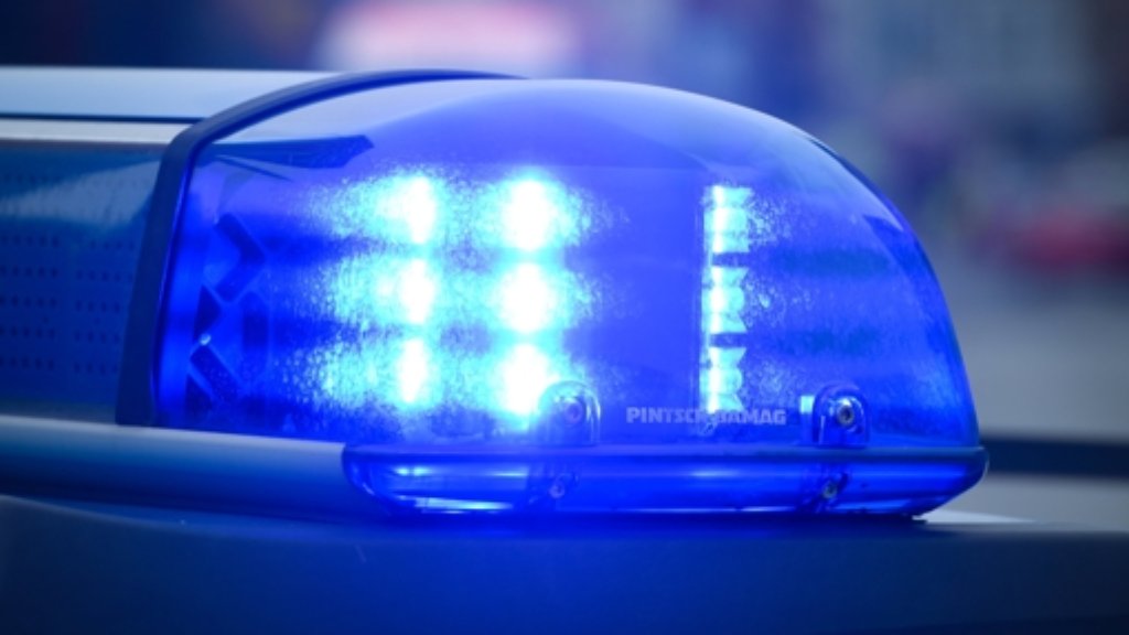  Ein betrunkener Radfahrer hat in Nürtingen bei einer Kontrolle Polizisten beschimpft und auf deren Streifenwagen eingeschlagen. Bei der angeordneten Blutabnahme biss er einen Beamten in den Rücken. Diese und weitere Meldungen der Polizei aus der Region Stuttgart. 