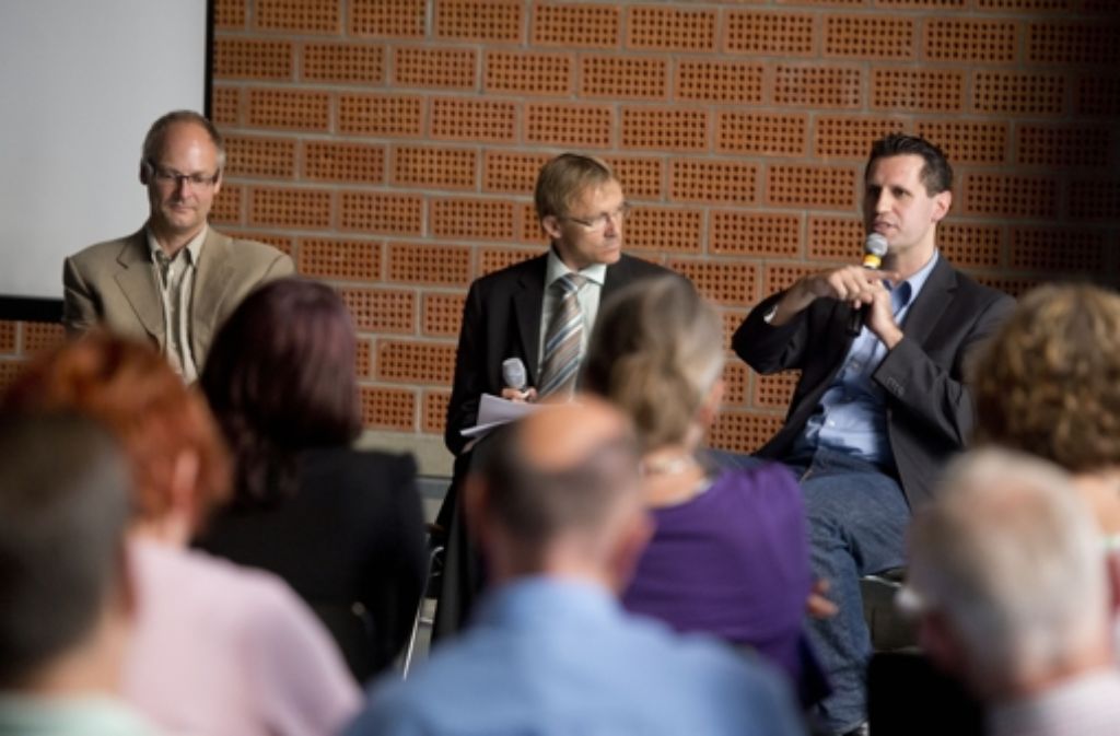 Der Techniker Marius Pflüger (rechts) diskutiert mit dem Ethiker Arne Manzeschke (links). Moderiert wird die Runde vom StZ-Politikredakteur Michael Trauthig.