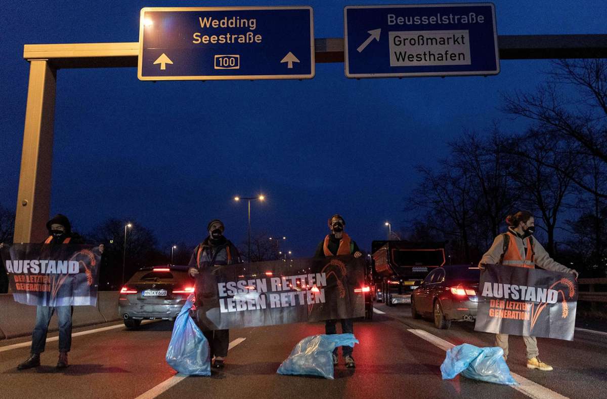 Umweltschützer bei einer Autobahnblockade in Berlin Foto: dpa/Carsten Koall