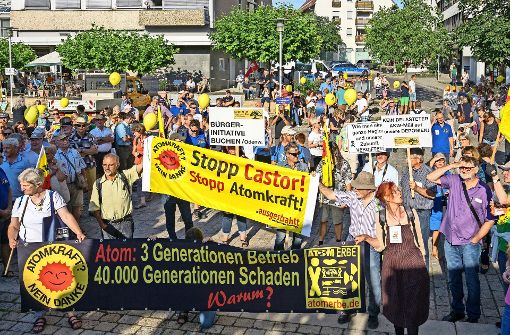 Knapp 650 Teilnehmer waren bei der Kundgebung in Schwieberdingen dabei. Der Protestzug ging vom Bahnhof vor das Rathaus. Foto: factum/Weise