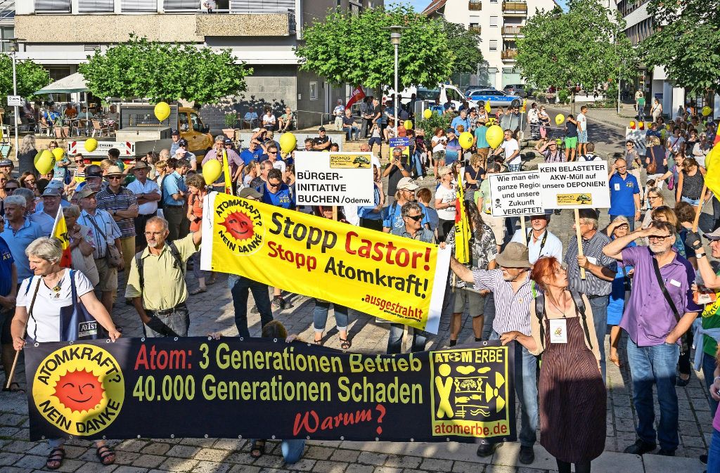 Knapp 650 Teilnehmer waren bei der Kundgebung in Schwieberdingen dabei. Der Protestzug ging vom Bahnhof vor das Rathaus. Foto: factum/Weise