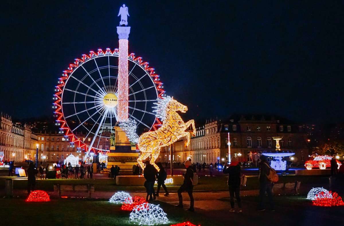Am 28. Dezember erstrahlen die Lichtskulpturen auf dem Schlossplatz wie dieses Rössle  vorerst zum letzten Mal. Foto: Stuttgart-Marketing GmbH/inspirationdelavie