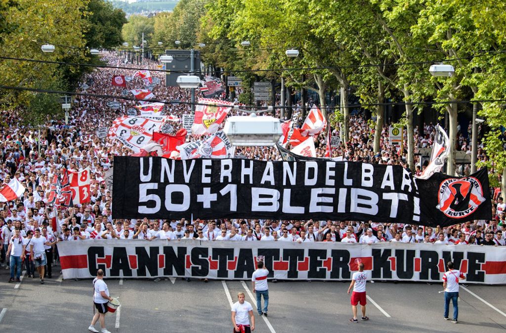 „Unverhandelbar 50+1 bleibt!“ steht auf dem Transparent der VfB-Karawane vor der Partie gegen den FC Bayern München.