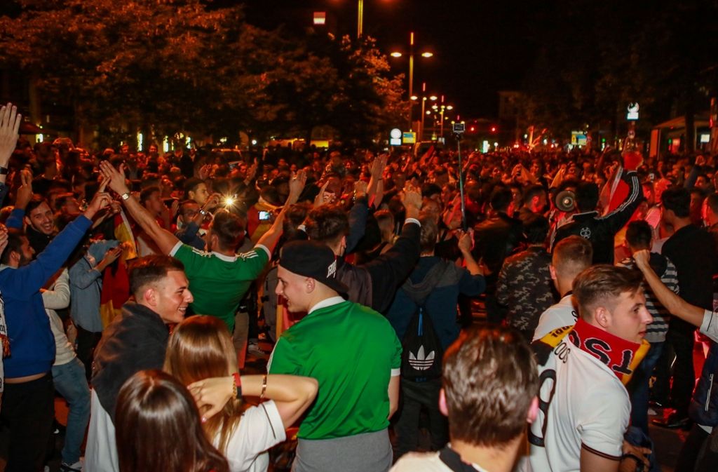 Tausende Menschen versammelten sich in Stuttgart, um gemeinsam den Sieg der DFB-Elf zu feiern.
