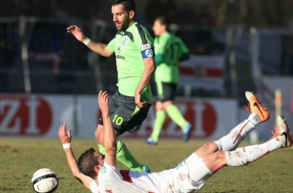 Dank des Treffers von Marco Calamita in der 47. Minute setzten sich die Stuttgarter Kickers am Sonntag mit 1:0 (0:0) gegen den VfB Stuttgart II durch.