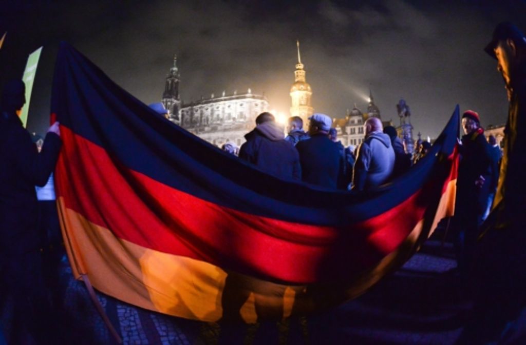 Zehntausende sind zum Jahrestag der Pegida-Gründung in Dresden auf die Straße gegangen.