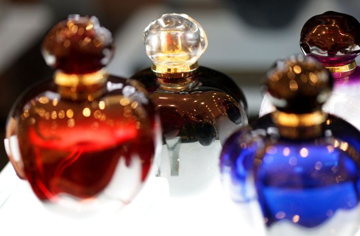 Parfümdieb verletzt eine Verkäuferin