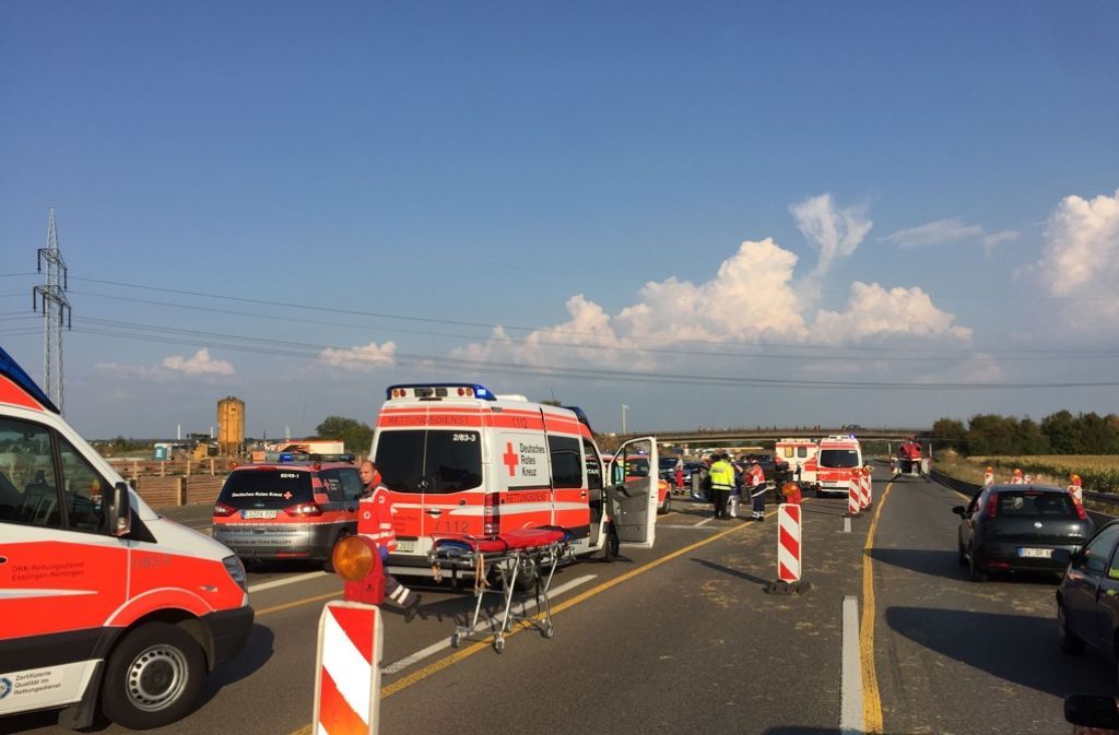 Bei einem Unfall auf der A8 bei Esslingen ist eine vierköpfige Familie teils schwer verletzt worden.