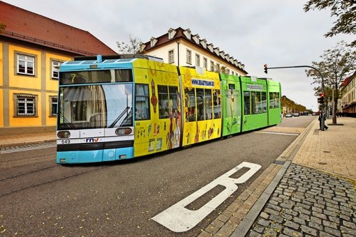 So könnte eine Niederflurbahn in der Wilhelmstraße aussehen – falls sie jemals realisiert wird. Foto: factum/Archiv Montage: Rötgers