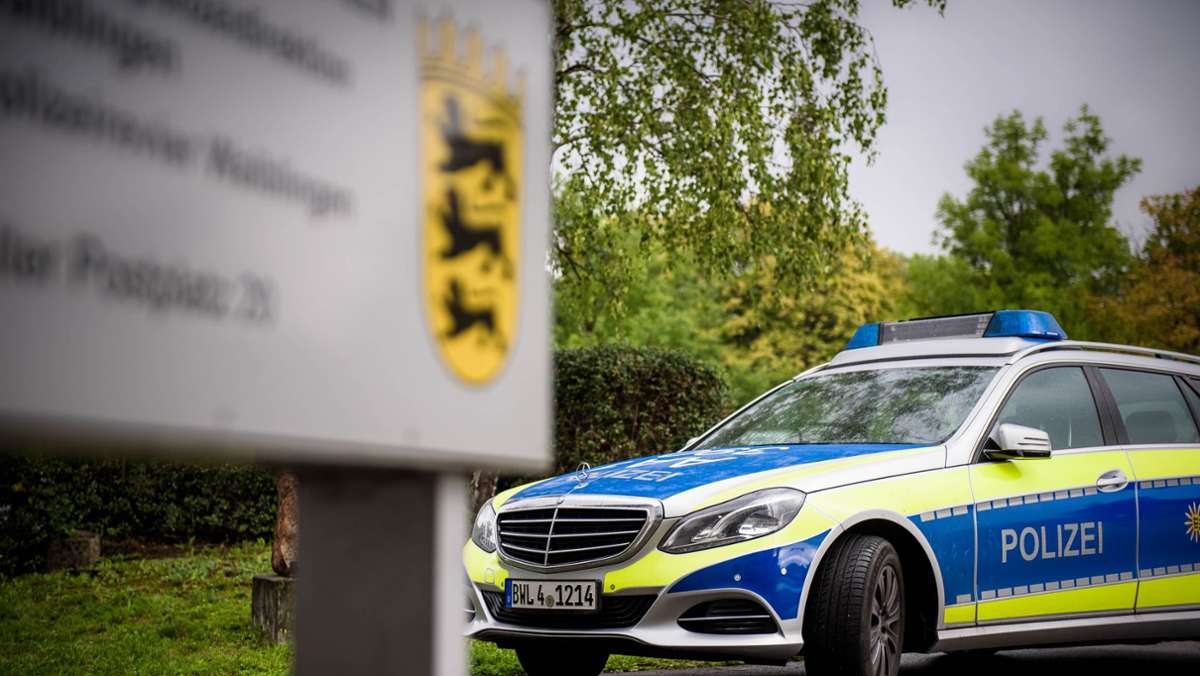  Im Rems-Murr-Kreis ist in der Nacht auf Mittwoch ein Mercedes im Wert von 100 000 Euro gestohlen worden. Die Polizei hat die Ermittlungen aufgenommen und bittet um Zeugenhinweise. 