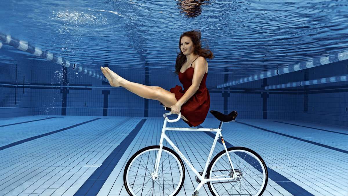 Influencerin Viola Brand: Mit dem Kunstrad unter Wasser