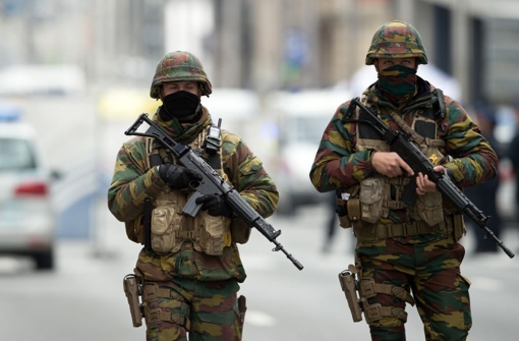 Die evakuierten Metro-Stationen „Maalbeek“ und „Schuman“ werden von Polizei und schwer bewaffneten Militärs bewacht. Laut der Zeitung „Le Soir“ befinden sich insgesamt 1000 bewaffnete Sicherheitskräfte in Brüssel.