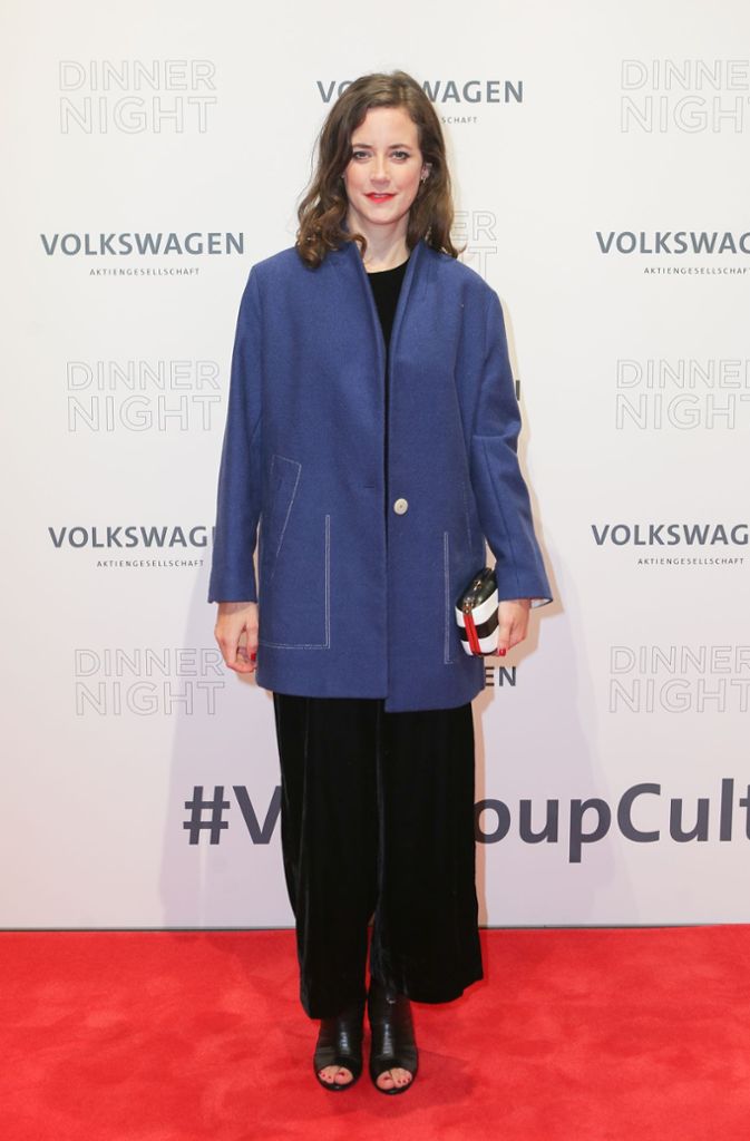Schauspielerin Anja Knauer scheute sich nicht, einen Mantel überzuziehen.