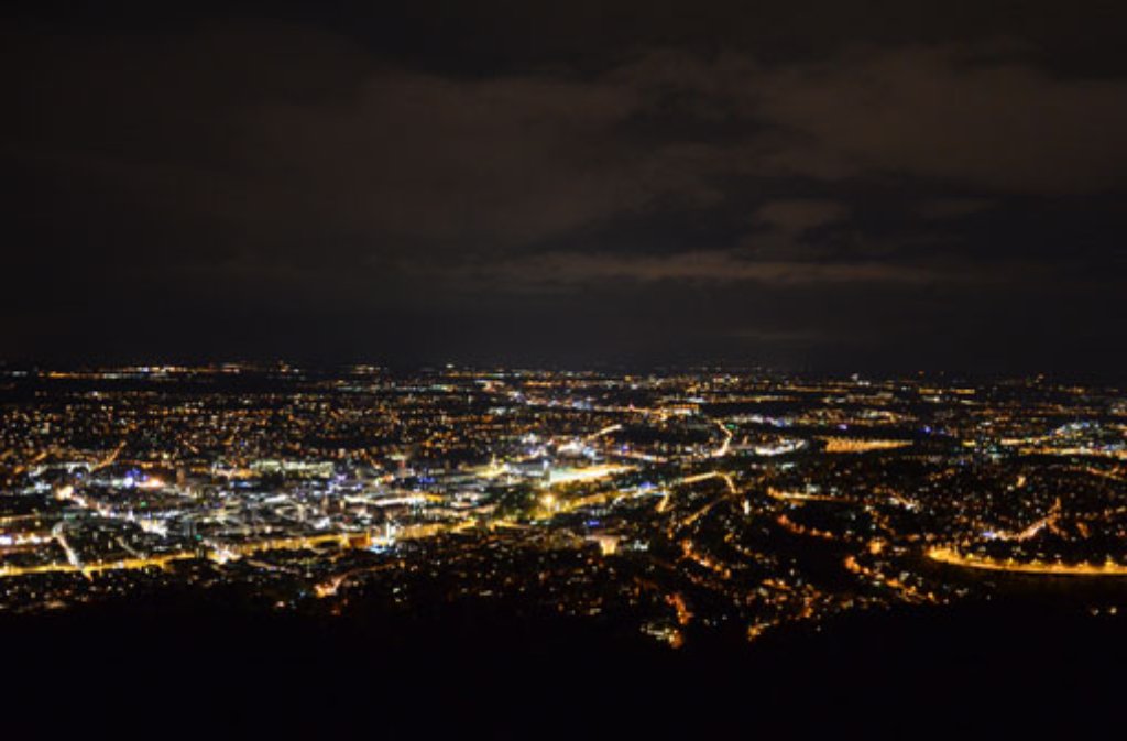Ein Lichtermeer bis zum Horizont: Stuttgart bei Nacht.