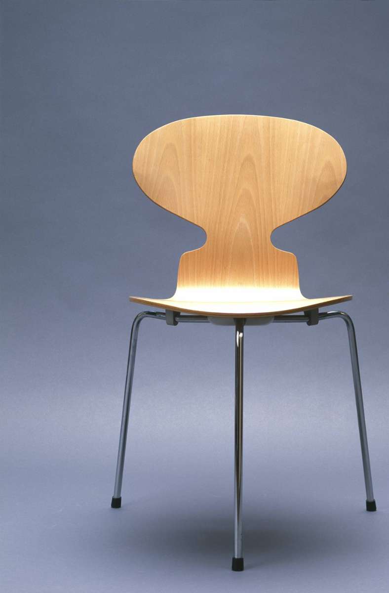 . . . ebenso die von der Tierwelt inspirierte Ameise als Holzstuhl: „Ant Chair“ von Arne Jacobsen, entworfen 1952. . .