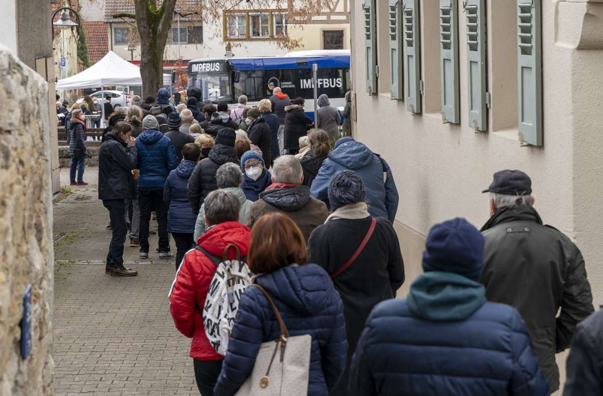 Der Andrang beim Premierenhalt des Impfbusses in Mundelsheim war riesig – auch die Kälte hielt die Leute nicht davon ab, lange Wartezeiten in Kauf zu nehmen.
