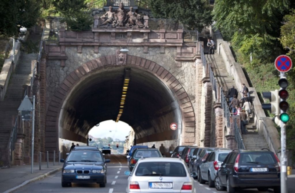 12. Dezember: Der Stuttgarter Schwabtunnel ist der älteste Autotunnel der Welt. Eine Zeit lang fuhren dort auch Stadtbahnen durch. Wann ratterte hier die letzte Bahn durch? (G) 1972. (E) 1965. (R) 1984.