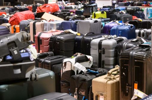 Kofferlager am Airport Hamburg: Mehrfach sind Flughäfen 2022 überfordert worden. Foto: picture alliance/dpa/Jonas Walzberg